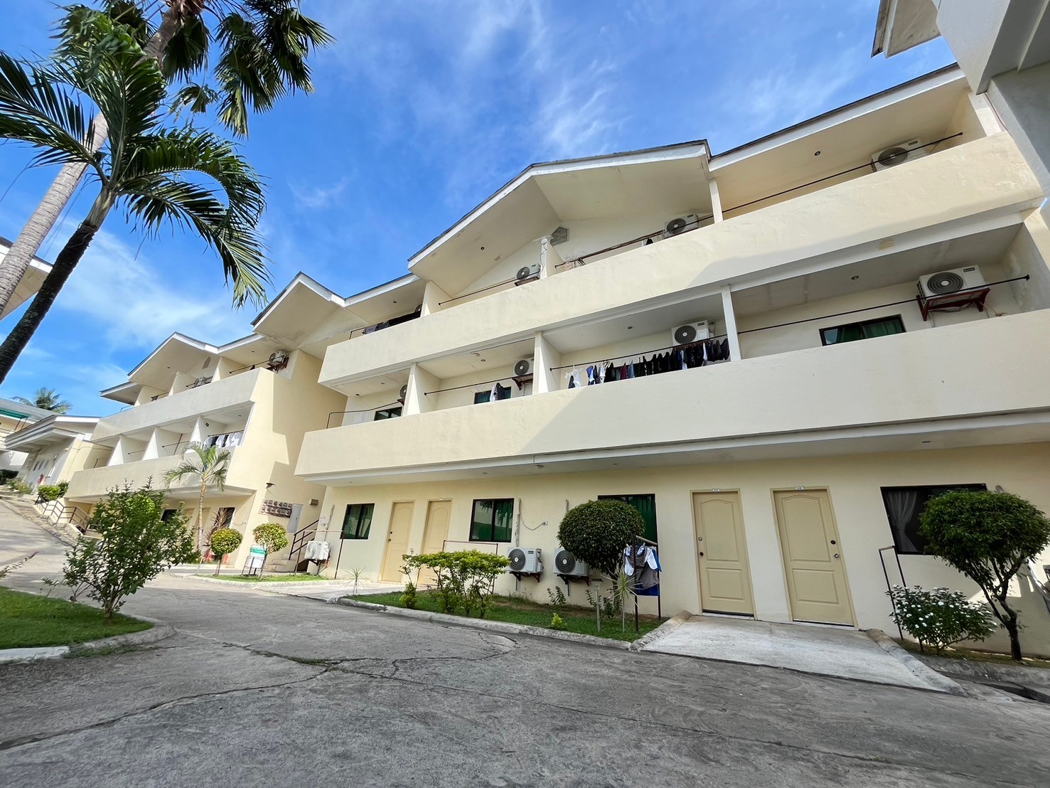 自然豊かな地域な広大な敷地を構える