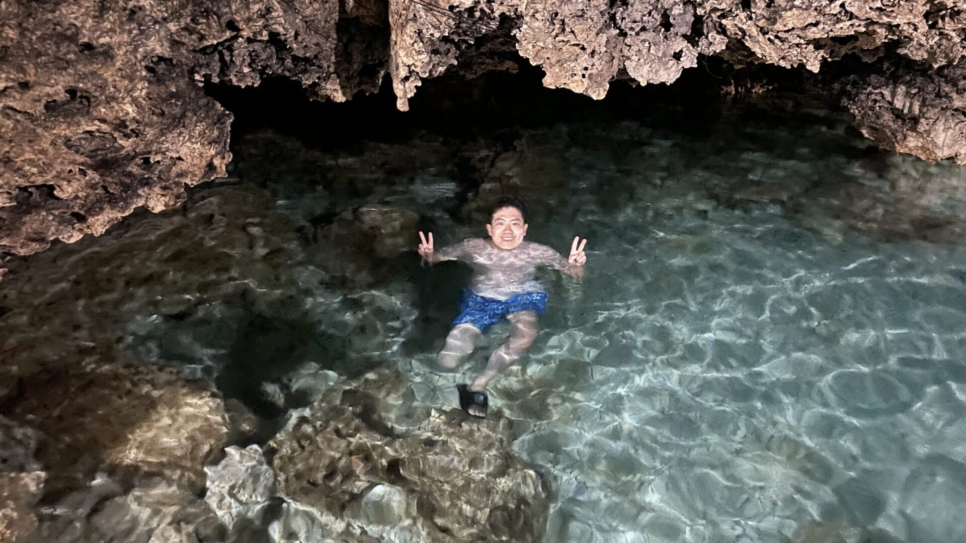 カモテス島の洞窟プール