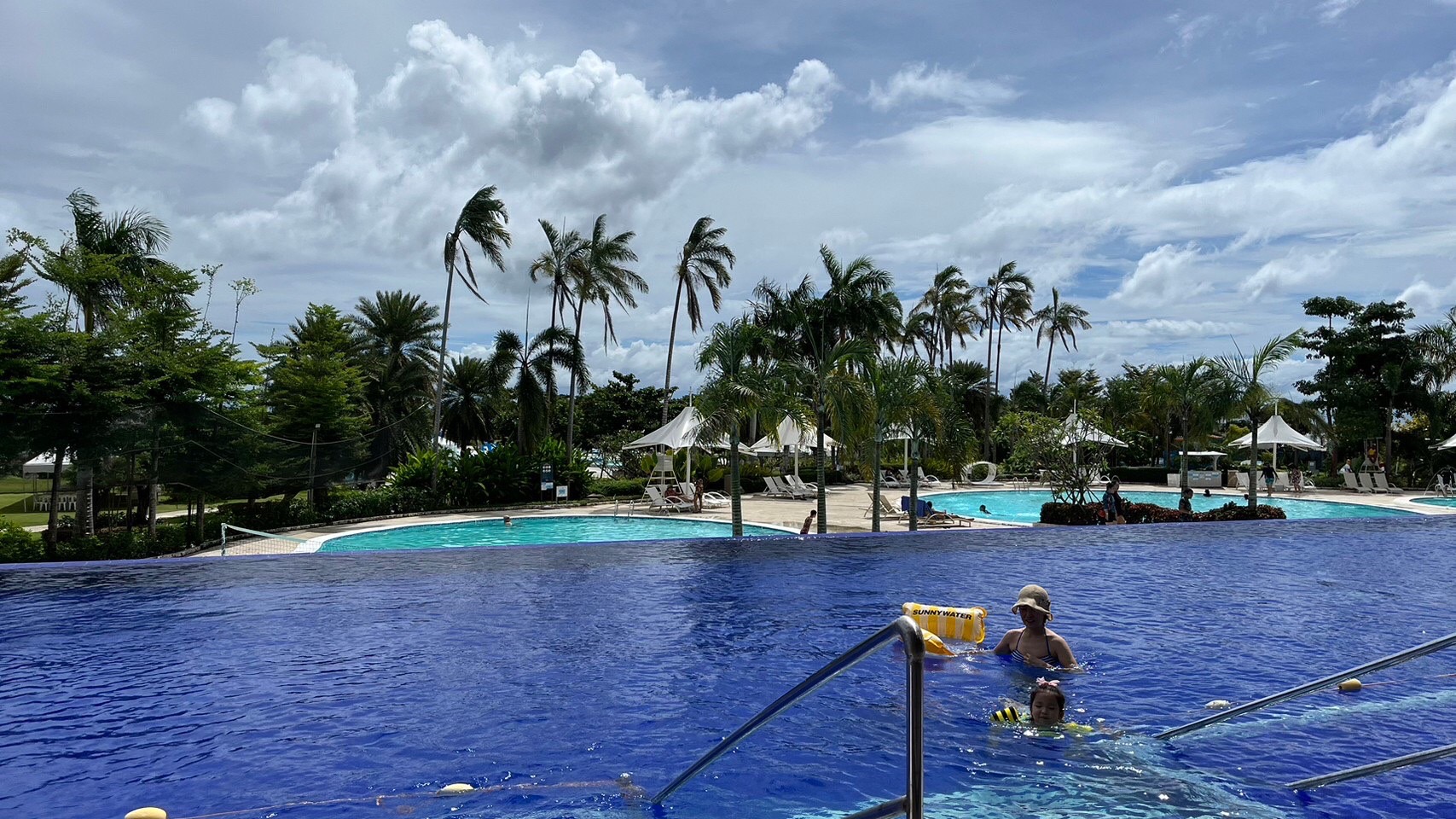 マクタン島のリゾートホテル内のプール