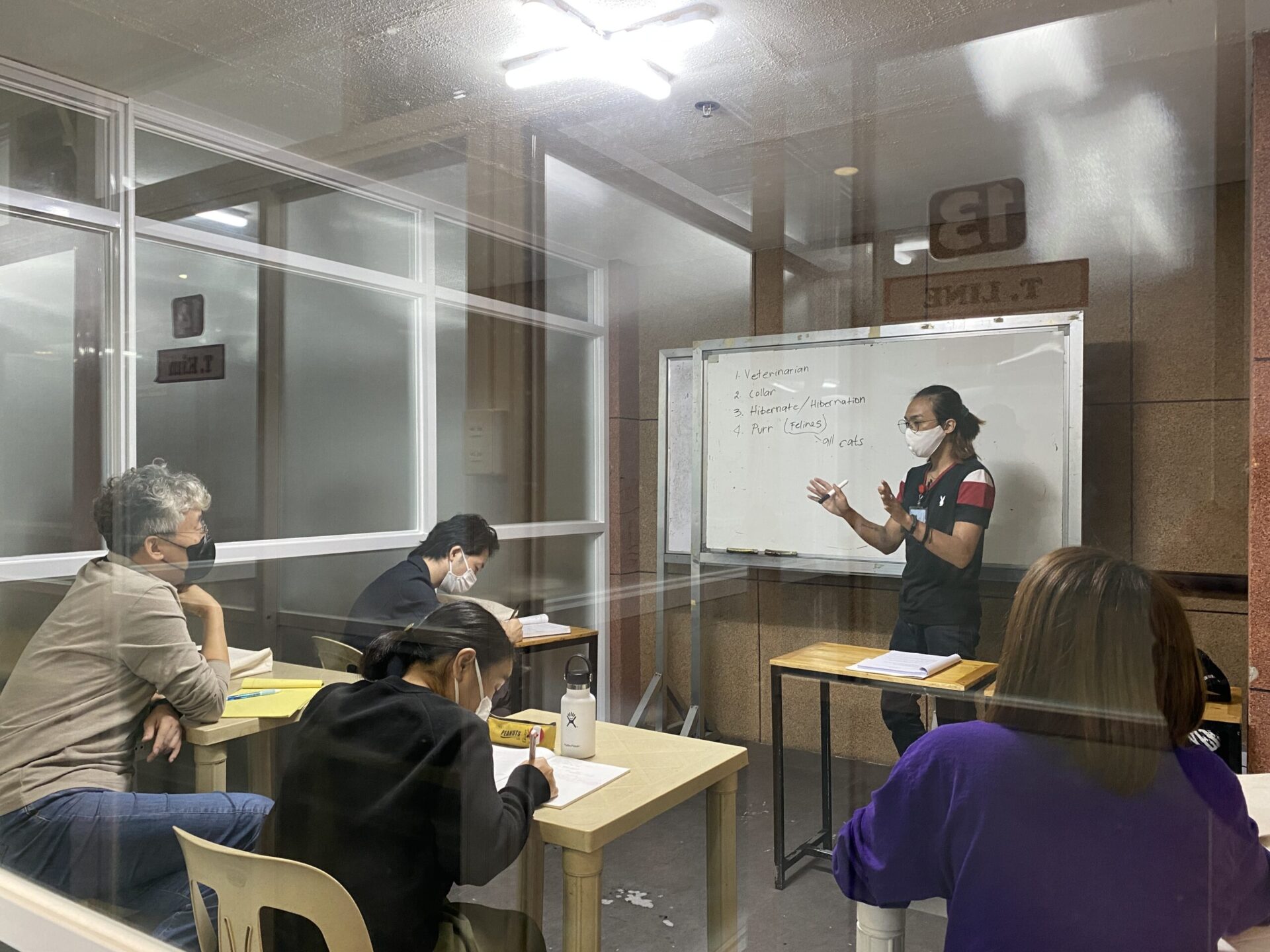 大人も多い学校