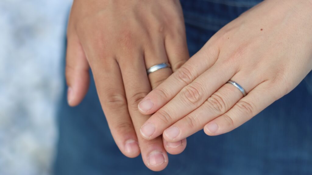 結婚指輪をつけたカップル
