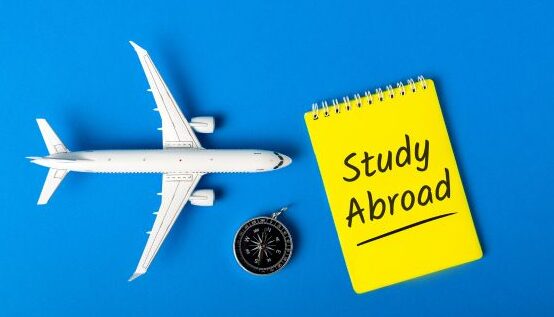 飛行機と方位磁石、Study Abroadと書かれたメモ