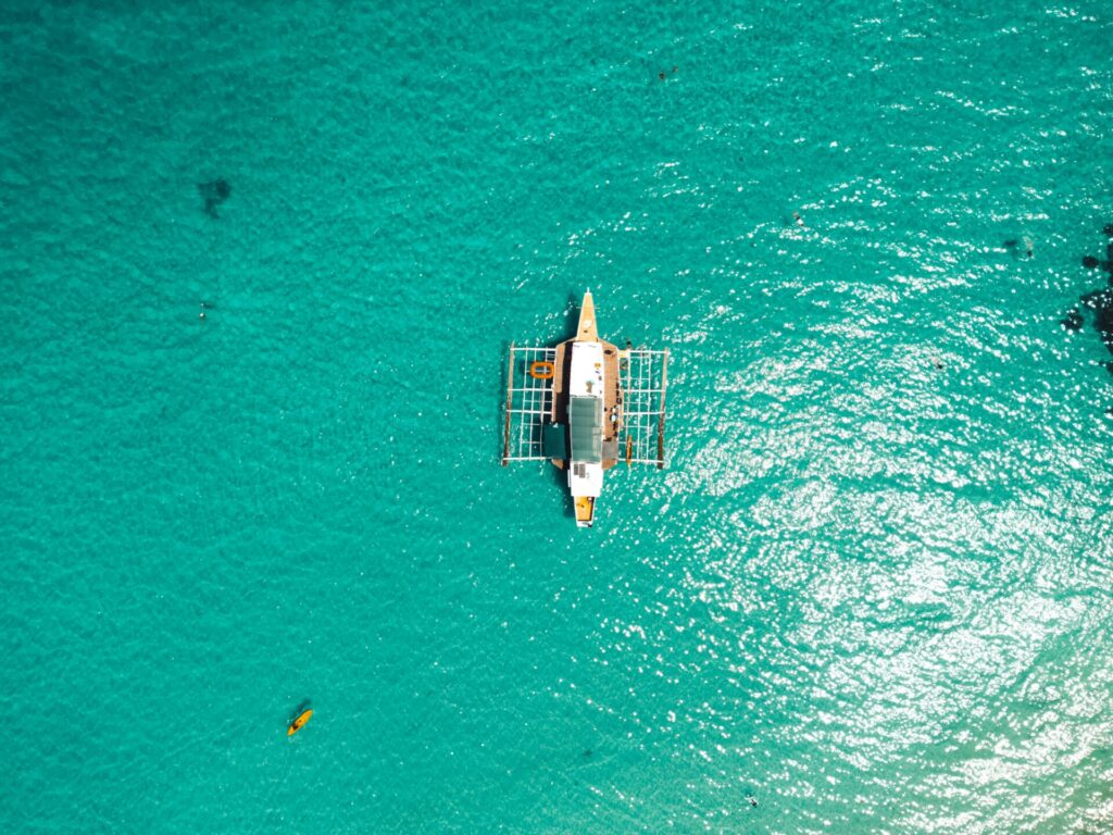 フィリピンの海に浮かぶ船