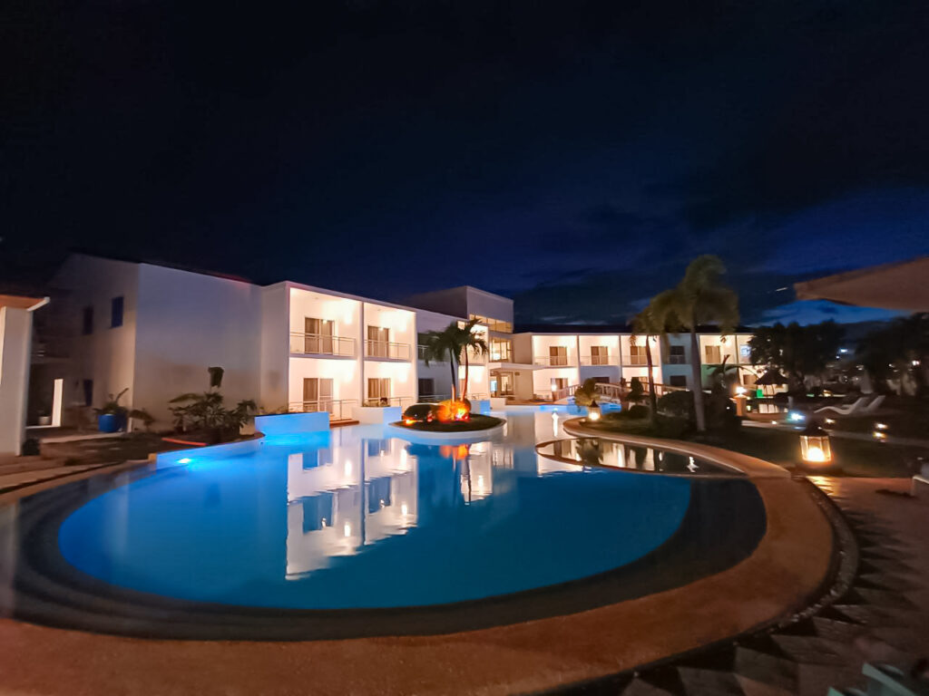 夜の屋外プール